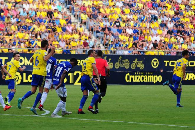 Lance del partido entre el Cádiz y el Oviedo en Carranza.