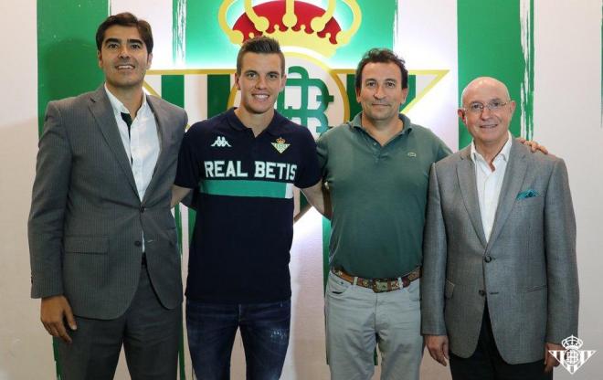 Lo Celso posa junto al presidente del Betis Ángel Haro, el vicepresidente José Miguel López Catalán y el vicepresidente deportivo Lorenzo Serra Ferrer (Foto: RBB).