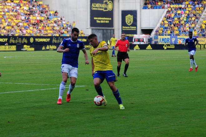 Manu Vallejo avanza con el balón durante el partido ante el Oviedo.