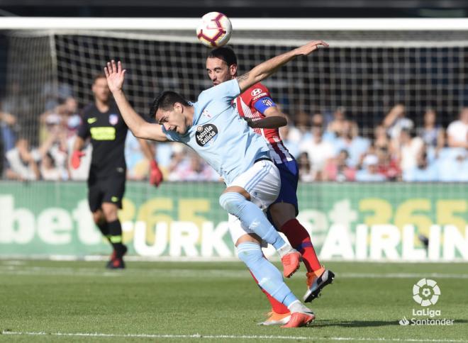 Maxi disputando un balón con Godín (Foto: LaLiga).