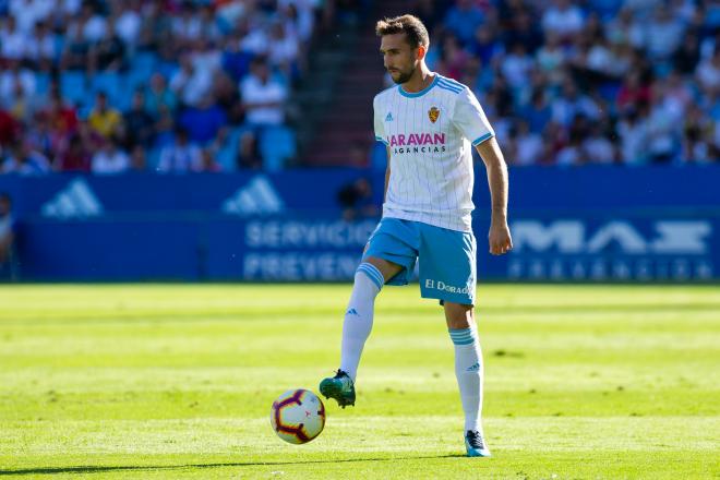 Benito controla el balón en el partido ante la UD Las Palmas (Foto: Daniel Marzo).