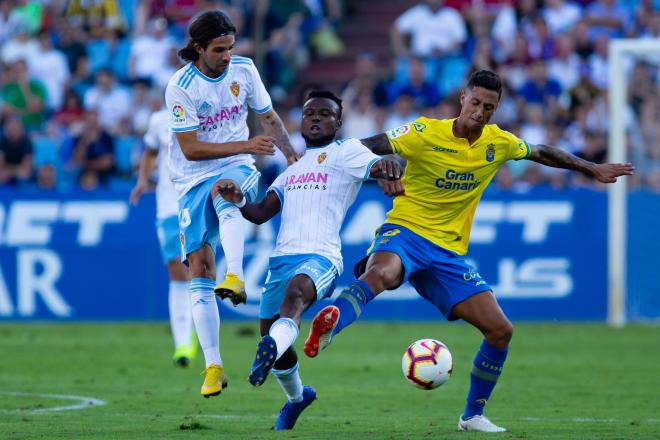 Igbekeme lucha un balón en el partido frente a la UD Las Palmas (Foto: Daniel Marzo).