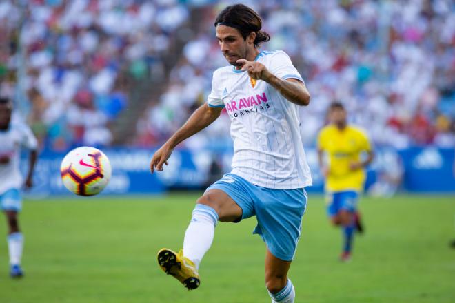 Oliver Buff controla el balón en el partido frente a la UD Las Palmas (Foto: Daniel Marzo).