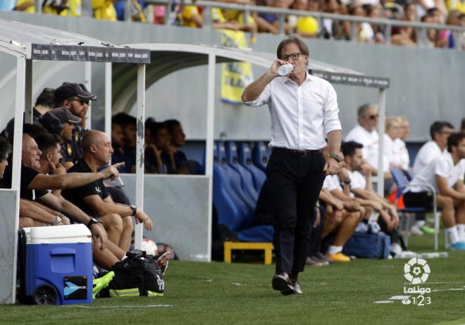 Juan Antonio Anquela durante el Cádiz-Real Oviedo (Foto: LaLiga).