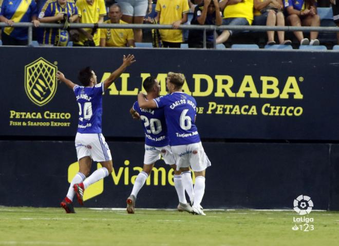 Tejera celebra su gol al Cádiz con Carlos Hernández (Foto: LaLiga).