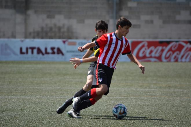 Beñat Prados durante un partido con el juvenil.