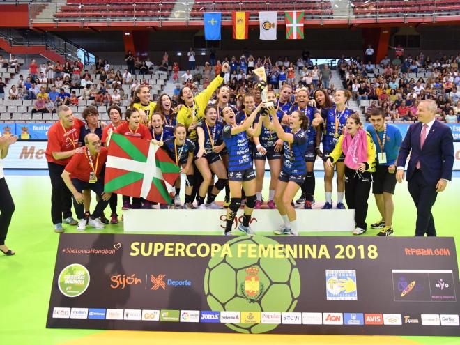 Las jugadoras del Bera Bera levantando la Supercopa 2018 (Foto: Liga Guerreras)