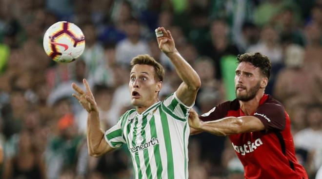 Canales con Sergi Gómez en el derbi.