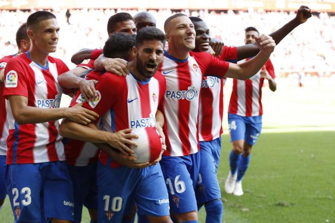 Carmona celebra el gol de penalti junto a sus compañeros (Foto: Luis Manso).