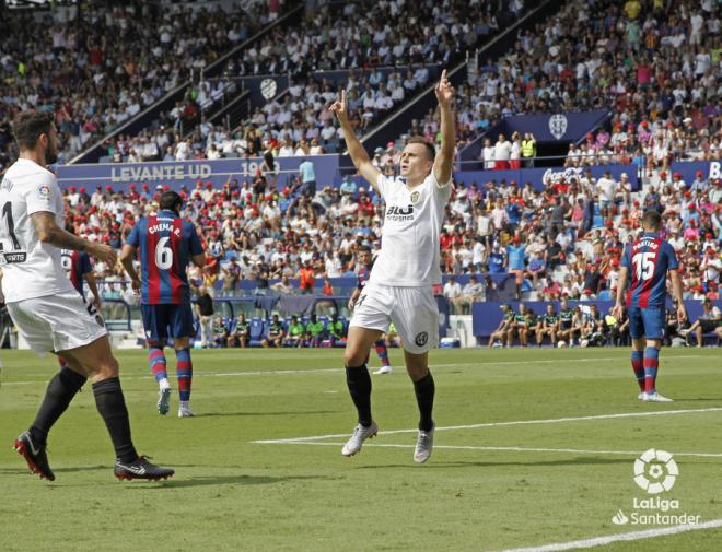 Cheryshev celebra su gol en el Levante-Valencia. (Foto: David González)