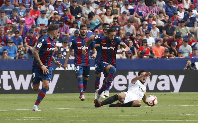 Morales cabalga en el primer gol del derbi. (Foto: David González)