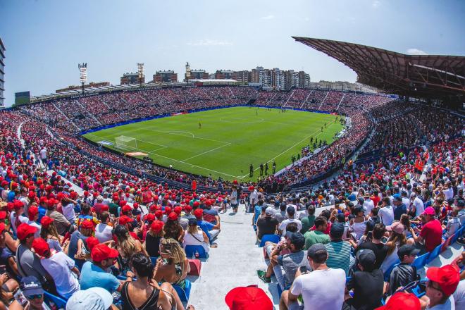 El estadio Ciudad de Valencia se viste de gala para el derbi. (Foto: Levante UD)