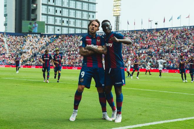 Roger y Boateng celebran un gol en el derbi. (Foto: Levante UD)