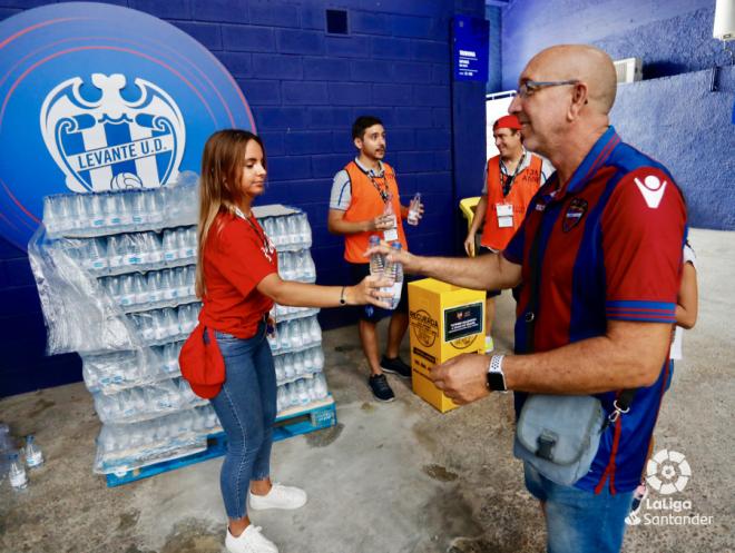 Se repartieron botellas de agua en el Ciudad (Foto: LaLiga Santander).