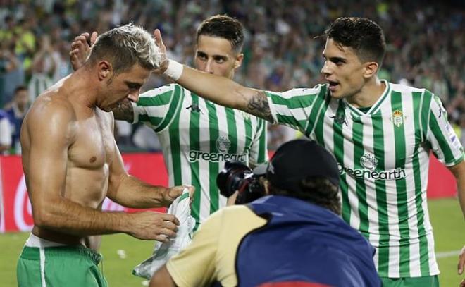Joaquín Sánchez celebrando el gol Tello y Bartra.