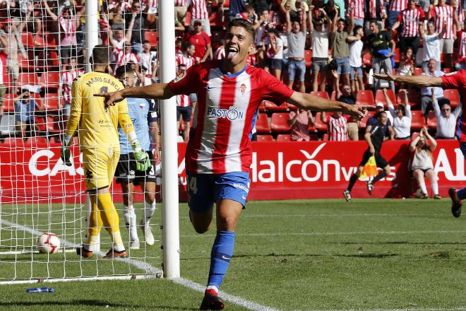 Nacho Méndez celebra su gol frente al Extremadura (Foto: Luis Manso).