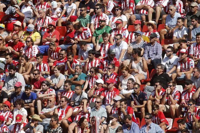 Aficionados del Sporting en el encuentro frente al Extremadura en El Molinón (Foto: Luis Manso).