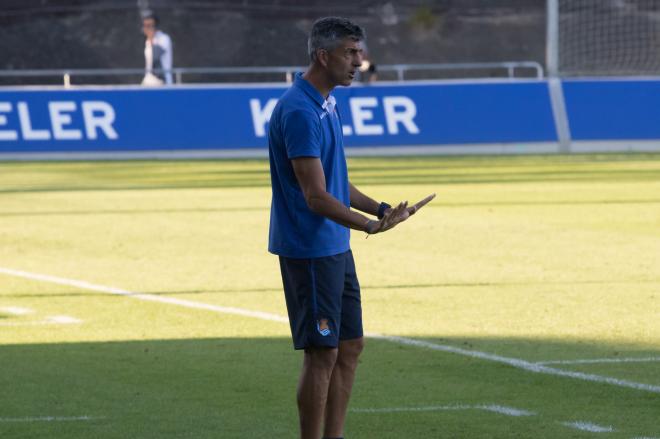 Imanol da instrucciones durante un partido