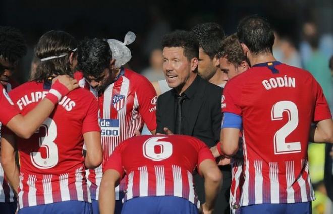 Simeone da indicaciones a sus jugadores durante el Celta-Atlético correspondiente a la jornada 3 de LaLiga.