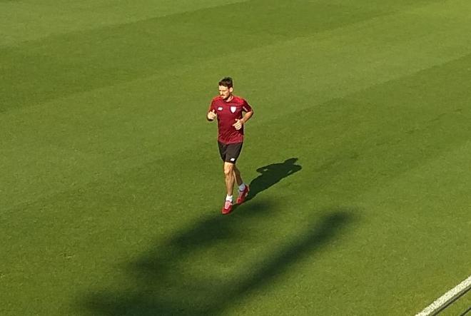 Aritz Aduriz se ejercita en solitario en Lezama