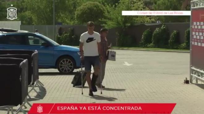 Diego Llorente llega a Las Rozas con las muletas el pasado mes de marzo.