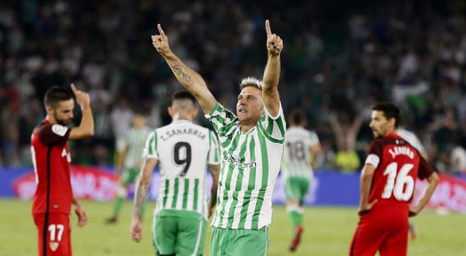 Joaquín Sanchéz celebra su gol contra el Sevilla FC