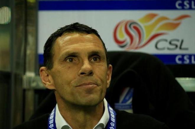 Poyet, durante un partido, desde el banquillo.