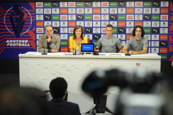 Presentación de Cucurella y De Blasis con el Eibar (FOTO: Eibar)