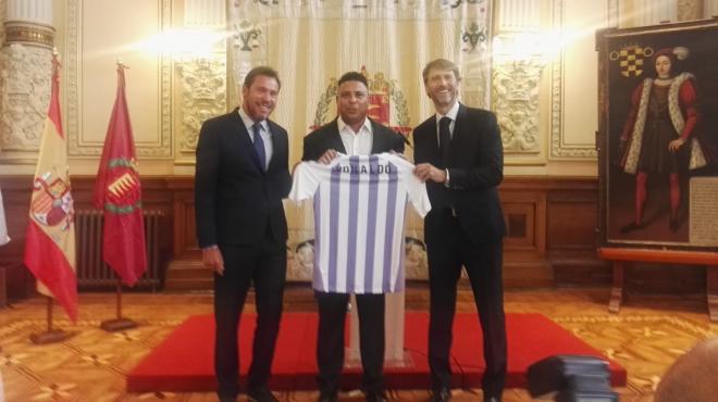 Óscar Puente, alcalde de Valladolid, junto a Carlos Suárez en la presentación de Ronaldo como máximo accionista del Real Valladolid.