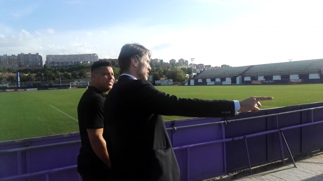 Carlos Suárez muestra los Campos Anexos a Ronaldo Nazario.