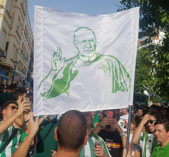 Bandera con la imagen de Serra Ferrer.