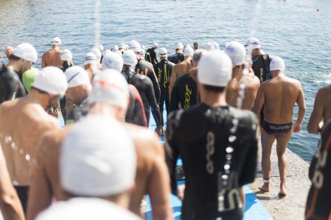 Casi 700 nadadores se dieron cita en la rampa del puerto de Bermeo