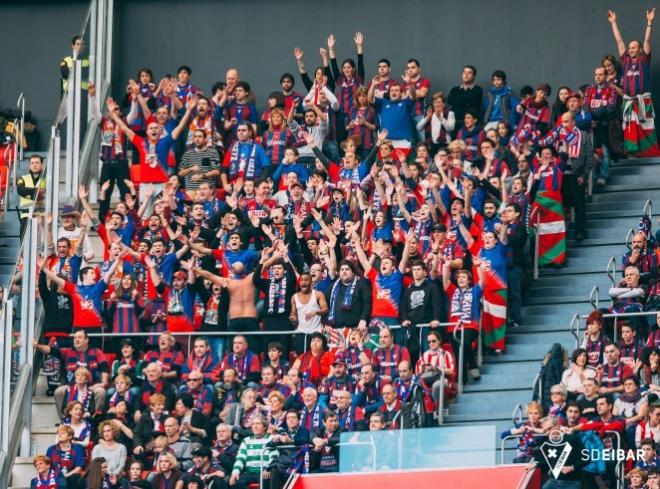 Aficionados armeros animando. (Foto: SD Eibar)