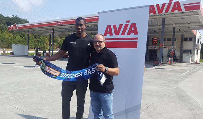 La presentación de Mouhamed barro ha tenido lugar en la gasolinera AVIA (Foto: GBC).