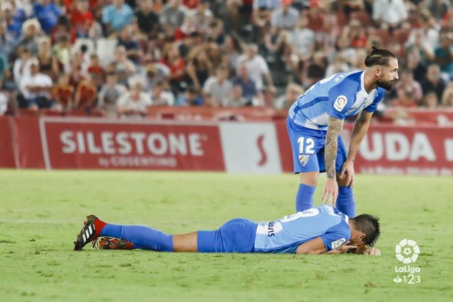 Adrián se duele en un lance del Almería-Málaga (Foto: LaLiga).