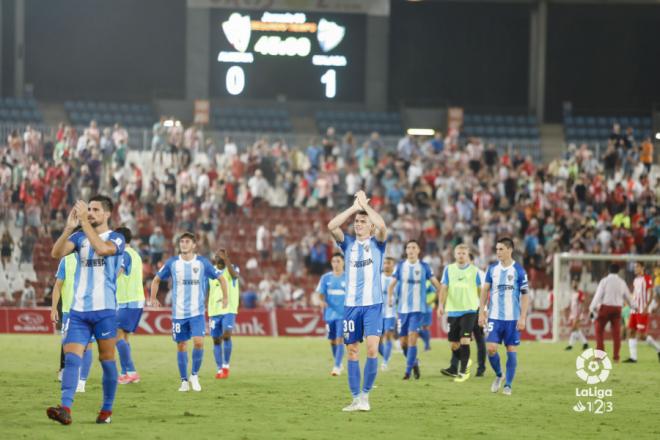 Los jugadores malaguistas celebran con la afición su última victoria fuera, en Almería.