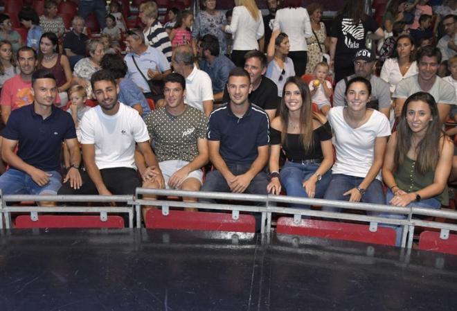 Jugadores y jugadoras del Athletic Club en su visita al Circo Italiano (Foto: Athletic Club).