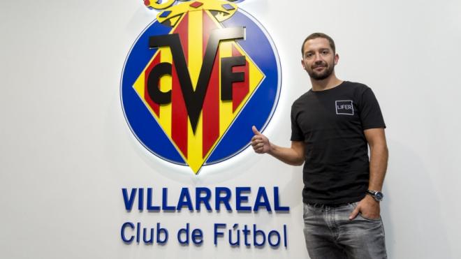 Iturra posa como nuevo jugador del Villarreal.