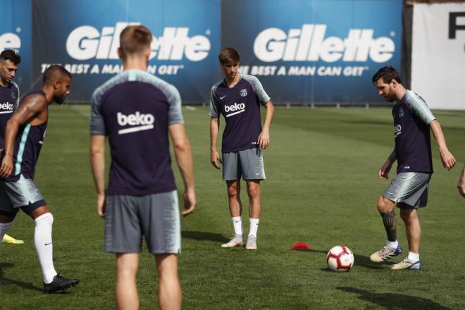 Messi, durante el entrenamiento, ante Miranda y Rafinha (Foto:FCB).
