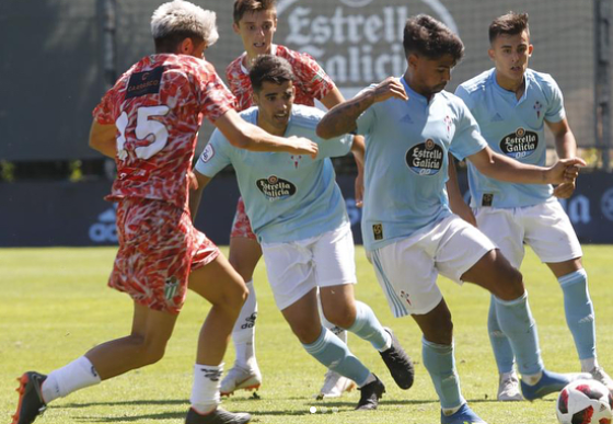 Ibán Salvador controla la pelota ante el Guijuelo (Foto: Instagram).