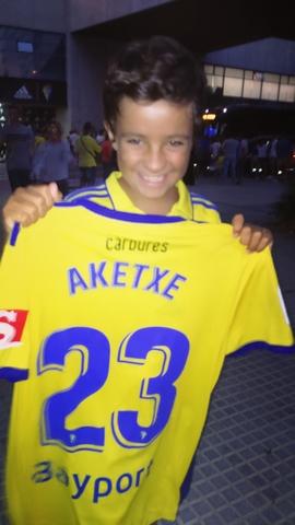 Héctor posa con la camiseta de Aketxe del Cádiz (Foto: FPC).