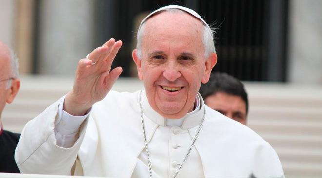 El Papa Francisco saludando.