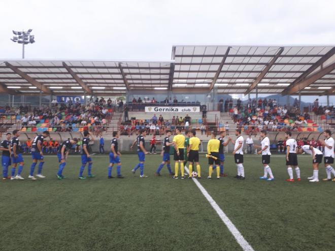 Los jugadores de Gernika y Cultural se saludan antes de comenzar el partido de Copa (Foto: Cantera Deportiva).