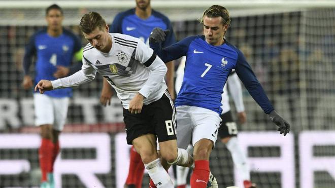Antoine Griezmann intenta robar un balón a Toni Kroos durante el último Alemania-Francia.