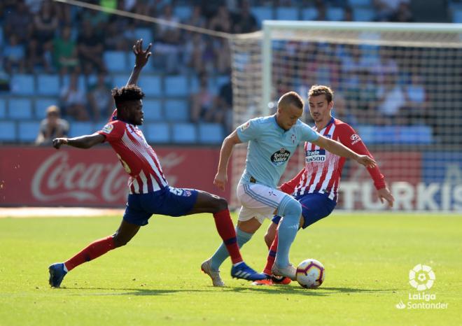 Lobotka conduce el balón ante Thomas y Griezmann en el Celta-Atlético de Madrid que se jugó en Balaídos (Foto: LaLiga).