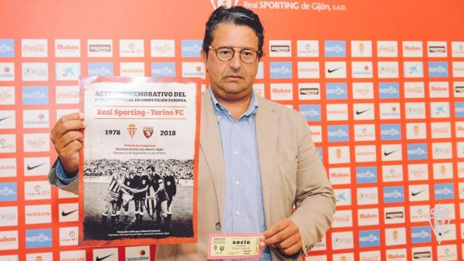 Fernando Losada, consejero del Sporting de Gijón, con el cartel del acto del 40 aniversario del primer partido europeo (Foto: RSG).