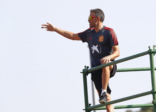 Luis Enrique dirigiendo el entrenamiento desde un andamio (Foto: RFEF).