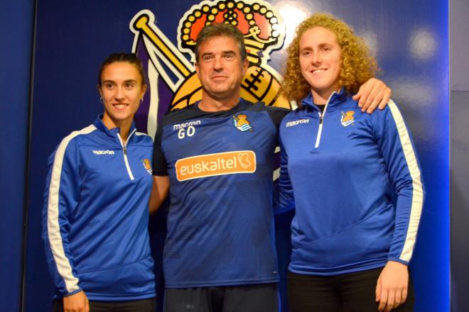 Nahikari y Mariasun con el entrenador de la Real, Gonzalo Arconada (Foto: Real Sociedad)