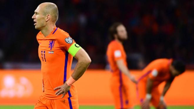 Arjen Robben se lamenta tras la eliminación de Holanda camino del Mundial de Rusia.