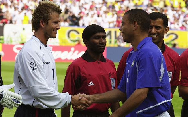 Beckham y Ronaldo se saludan antes de un partido